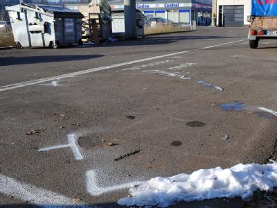 Ort des Grauens - Polizeimarkierungen zeigen auf dem Gelände einer Tankstelle den Standort des Fahrzeugs. Autoknacker hatten in der Nacht im Kofferraum des abgestellten Wagens die Leiche eines Babys in einem Rucksack entdeckt. Foto: Becker&Bredel Polizeimarkierungen