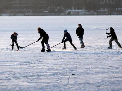 Zugefrorene Außenalster: In Hamburg wagten sich bereits Hunderte auf eigenes Risiko auf die Eisfläche. Foto: Bodo Marks Außenalster in Hamburg