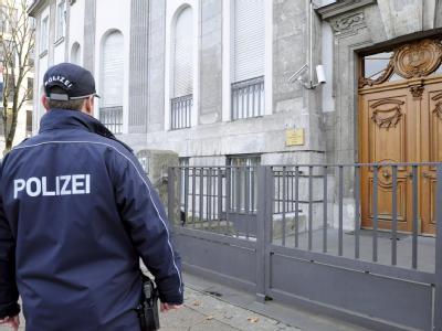Ein Polizist vor der syrischen Botschaft in Berlin. Foto: Maurizio Gambarini/Archiv Botschaft