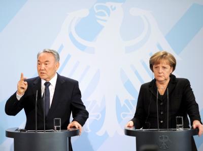 Bundeskanzlerin Angela Merkel und Kasachstans Präsident Nursultan Nasarbajew im Kanzleramt in Berlin Foto: Hannibal Merkel trifft Nasarbajew