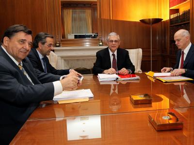 Verhandlungsrunde der Parteichefs mit Premier Lucas Papademo (2..v.r.) in Athen: George Papandreou (PASOK) (r), Antonis Samaras (ND) (2.v.l) und George Karatzaferis (LAOS) (l). Foto: Orestis Panagiotou Verhandlungsrunde