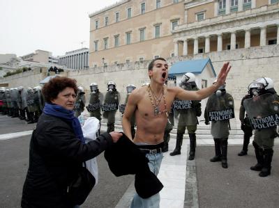 Protestdemo vor dem griechischen Parlament. Foto: Simela Pantzartzi Demonstrant gegen die Sparpläne