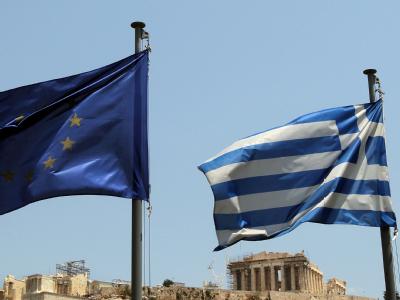 Eine Pleite Griechenlands und der Austritt aus dem Euro sind keineswegs vom Tisch. Klare Zusagen aus Athen und strikte Reformen müssen her, sonst drohen die Euro-Partner damit, den Geldhahn zuzudrehen. Foto: Orestis Panagiotou Fahnen vor Akropolis