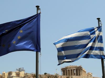 Das zweite Griechenland-Paket steht soweit. Foto: Orestis Panagiotou Fahnen vor der Akropolis