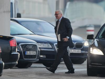 Der Vorsitzende der SPD-Bundestagsfraktion, Frank-Walter Steinmeier trifft beim Kanzleramt ein. Foto: Hannibal Griechenland-Treffen im Kanzleramt