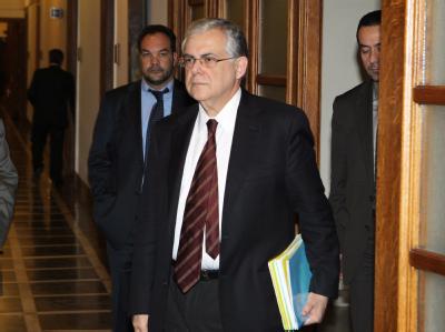 Von Sitzung zu Sitzung: Griechenlands Ministerpräsident Lucas Papademos (M) im Dauereinsatz für das Sparpaket. Foto: Pantelis Saitas Griechenlands Ministerpräsident Papademos