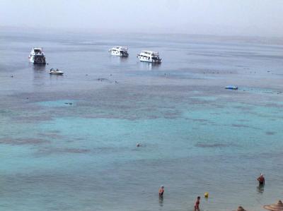 Touristen am Strand von Sharm El Sheikh in Ägypten: Eine dreiköpfige Familie aus Deutschland ist im Roten Meer ertrunken, als ein Glasboot gegen ein Korallenriff prallte. Foto: Khaled Elfiqi Touristen in Ägypten