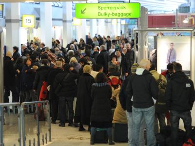 Bei Streitereien mit Fluggesellschaften sollen sich Passagiere künftig an eine Schlichtungsstelle wenden können. Foto: Rainer Jensen Warteschlange im Flughafen