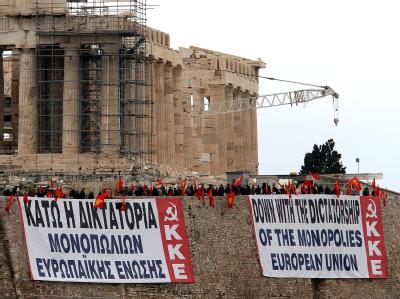 Plakate der Kommunistischen Partei, die die Protestplakat an der Akropolis