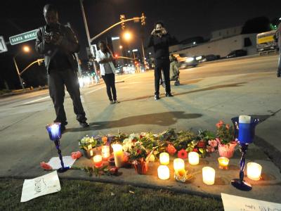 Vor dem Hotel in Beverly Hills, in dem Whitney Houston starb, haben Fans Trauerkerzen und Blumen abgelegt. Foto: Michael Nelson Gedenken an Whitney Houston