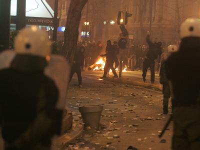 Demonstanten liefern sich vor dem Parlament in Athen eine Schlacht mit der Polizei. Foto: Simela Pantzartzi Randale in Athen