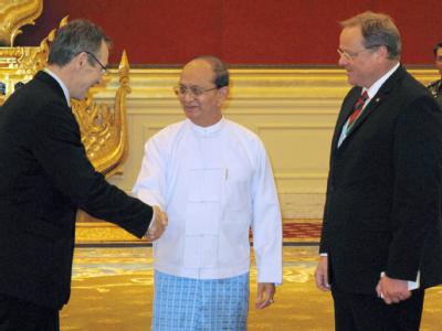 EU-Entwicklungskommissar Andris Piebalgs (l) und der deutsche Entwicklungsminister Dirk Niebel (FDP) zu Gast bei Birmas Präsident Thein Sein. Foto: Ruppert Mayr Niebel in Birma