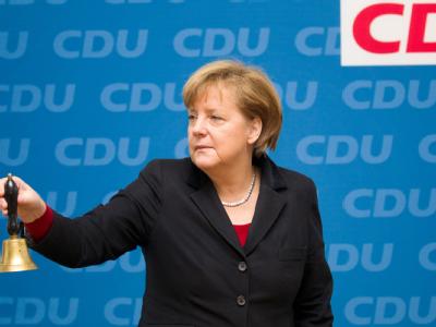 Bundeskanzlerin Angela Merkel läutet vor Beginn einer Sitzung des CDU Bundesvorstands mit der Glocke. Foto: Michael Kappeler/Archiv CDU Bundesvorstand