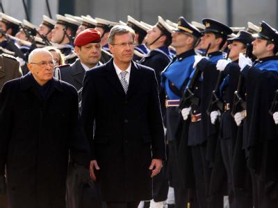 Bundespräsident Christian Wulff wird in Rom am Präsidentenpalast mit militärischen Ehren vom italienischen Präsidenten Giorgio Napolitano (l) empfangen. Foto: Wolfgang Kumm Wulff in Italien