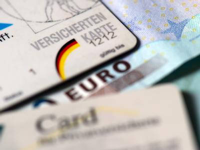 Krankenkassen-Karten für Pflicht- und Privatversicherte. Foto: Arno Burgi Krankenkassen-Karten