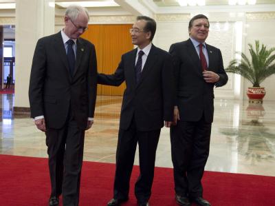 Die Europäer suchen stärkere Unterstützung aus China bei der Lösung ihrer Schuldenkrise. Wie die Hilfe konkret aussehen kann, erscheint noch offen. Peking besitzt zwar die weltgrößten Devisenreserven, will sich aber nicht auf Abenteuer einlassen. Foto: Ho EU-China-Gipfel