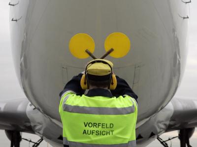 Die Gewerkschaft der Flugsicherung (GdF) will mit dem Streik ein deutlich höheres Einkommen und bessere Arbeitsbedingungen erzwingen. Foto: Frank May / Archiv Vorfeldaufsicht