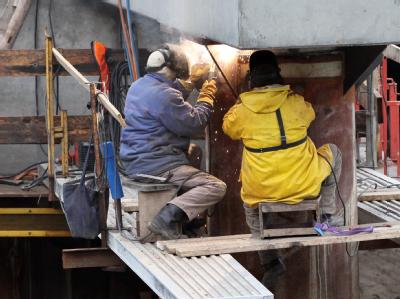 Arbeiter auf einer Baustelle in der Hafencity in Hamburg: Ein Minus in Europa hatte es zuletzt im zweiten Quartal 2009 gegeben. Foto: Bodo Marks Baustelle