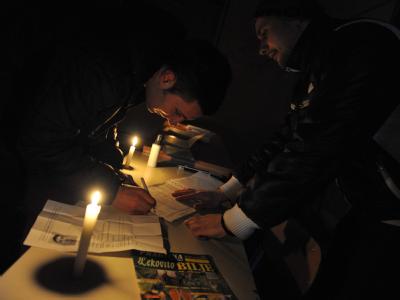 Bei Kerzenschein nimmt ein Serbe am Referendum teil. Foto: STR Wahllokal