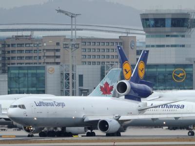 Der Frankfurter Flughafen gilt als Deutschlands größte Arbeitsstätte mit mehr als 70 000 Beschäftigten. Foto: Arne Dedert Flughafen Frankfurt