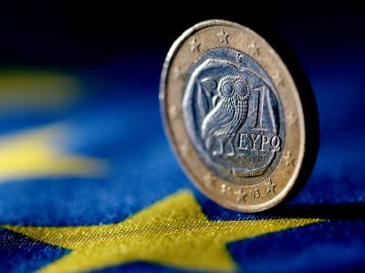 Standard & Poor's sieht mit Blick auf Athen die Gefahr eines teilweisen Zahlungsausfalls. Foto: Oliver Berg Griechische Münze