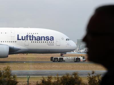 Die Gewerkschaft der Flugsicherung (GdF) hatte gedroht, den Streik am größten deutschen Flughafen auf Freitag ausdehnen. Foto: Arne Dedert Lufthansa