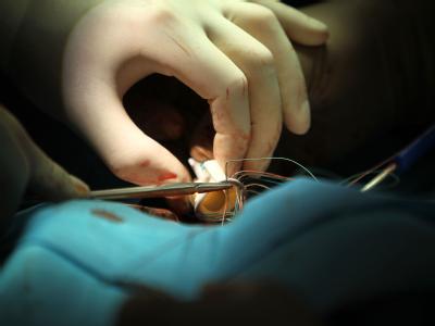 Fehler bei der Operation, schlecht vernähte Wunden: Die offizielle Zahl der durch Behandlungsprobleme gestorbenen Patienten ist stark gestiegen. Foto: Oliver Berg Herzoperation