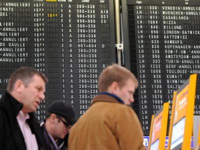 Reisende informieren sich in der Abflughalle des Frankfurter Flughafens. Foto: Arne Dedert Frankfurter Flughafen