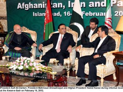 Die Präsidenten Asif Ali Zardari und Mahmud Ahmadinedschad sichern Karsai ihre Zusammenarbeit zu. Foto: PRESS INFORMATION DEPARTMENT / HANDOUT HANDOUT EDITORIAL USE ONLY/NO SALES Treffen in Islamabad