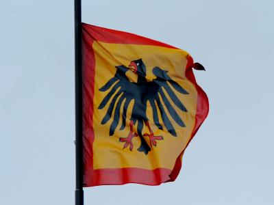 Die Flagge des Bundespräsidenten über dem Schloss Bellevue in Berlin. Foto: Maurizio Gambarini Bellevue