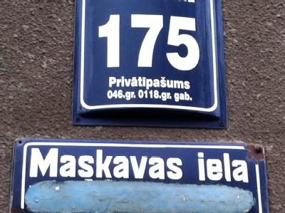 Mit deutlicher Mehrheit haben sich die Letten gegen die Einführung von Russisch als zweiter Amtssprache entschieden. Foto: Alexander Welscher Straßenschild