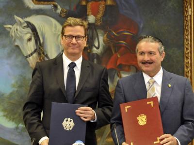 Guido Westerwelle (L) und der panamaische Außenminister Roberto Henriquez (R): Bei dem Treffen hat Westerwelle das Interesse Deutschlands an einer verstärkten Zusammenarbeit mit Panama betont. Foto Alejandro Bolivar Guido Westerwelle in Panama