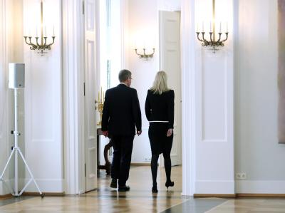 Bundespräsident Christian Wulff und Ehefrau Bettina verlassen nach der Presseerklärung den Saal im Schloss Bellevue. Foto: Michael Kappeler Christian Wulff und Ehefrau Bettina