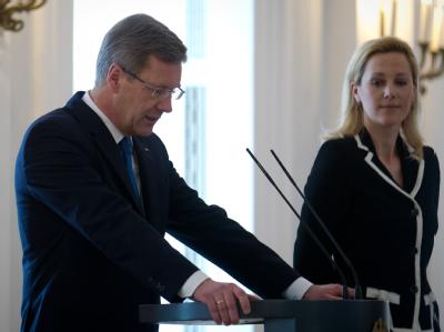 Bundespräsident Christian Wulff gibt im Beisein seiner Ehefrau Bettina seinen Rücktritt bekannt. Foto: Michael Kappeler Rücktrittserklärung von Bundespräsident Wulff