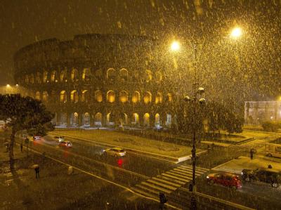 Eis und Schnee bewirkten, dass sich kleinere Mauerteile vom oberen Rand des Kolosseums lösen. Foto: Massimo Percossi Kolosseum im Schnee