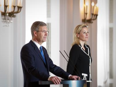 Jung, unkonventionell, tätowiert: Bettina Wulff (38) war die jüngste Frau eines deutschen Bundespräsidenten. Foto: Michael Kappeler Bundespräsident Wulff und die First Lady