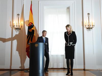 Nach der Rücktrittserklärung: Christian Wulff und seine Frau Bettina verlassen im Schloss Bellevue die Pressekonferenz. Foto: Maurizio Gambarini Ehepaar Wulff