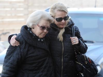 Die niederländische Königin Beatrix (l) und Prinzessin Mabel, die Frau des verunglückten Prinz Johan Friso, auf dem Weg zur Universitätsklinik. Foto: Tobias Hase Prinz nach Lawinenunfall im Krankenhaus