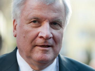 Als amtierender Bundesratspräsident nimmt Seehofer zur Zeit auch die Aufgaben des Staatsoberhauptes wahr und muss sich zurückhalten. Foto: Peter Kneffel CSU-Chef Horst Seehofer