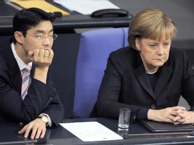 Bundeskanzlerin Angela Merkel mit Wirtschaftsminister und FDP-Chef Philipp Rösler. Foto: Rainer Jensen/Archiv Merkel und Rösler
