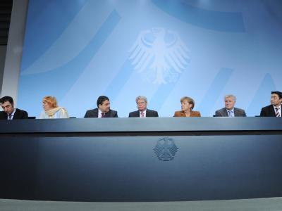 Die Parteivorsitzenden Cem Özdemir, Claudia Roth (beide Grüne, l-r), Sigmar Gabriel (SPD), Angela Merkel (CDU), Horst Seehofer (CSU), und Philipp Rösler (FDP), geben die Nominierung von Joachim Gauck (M) als Kandidat für das Bundespräsidentenamt bekannt. Bundespräsidenten-Kür