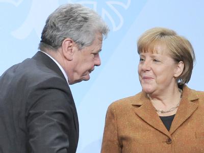 Bittere Pille für die Kanzlerin? Joachim Gauck soll nächster Bundespräsident werden. Foto: Britta Pedersen Gauck und Merkel