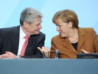 Bundeskanzlerin Angela Merkel mit Joachim Gauck. Foto: Britta Pedersen Gauck soll neuer Bundespräsident werden