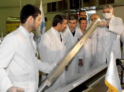 Irans Präsident Mahmud Ahmadinedschad (2.v.l.) besucht ein Projekt zur Nuklearforschung in Teheran. Foto: Presidential Official Website Irans Atomprogramm