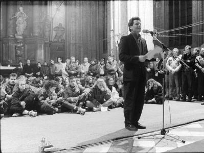Joachim Gauck spricht im Herbst 1989 während einer Fürbittandacht in der Marienkirche in Rostock. Foto: Siegfried Wittenburg / Archiv Gauck 1989