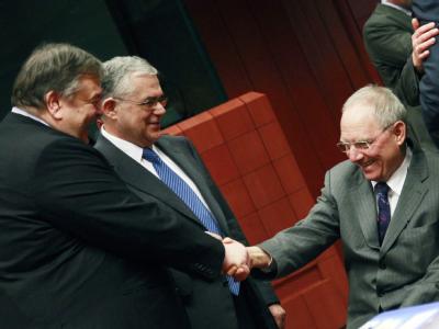 Griechenlands Finanzminister Evangelos Venizelos (l), Ministerpräsident Lucas Papademos (2.v.l.) und Finanzminister Schäuble in Brüssel. Foto: Oliver Hoslet Euro-Finanzminister-Treffen