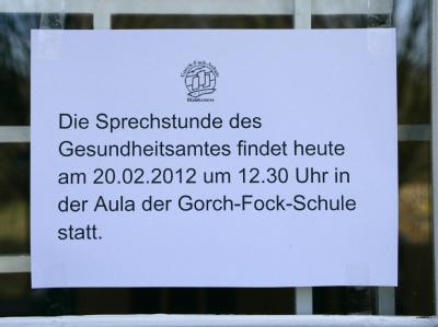 Die Schule informierte die besorgten Eltern und Schüler. Foto: Daniel Bockwoldt Hinweisschild