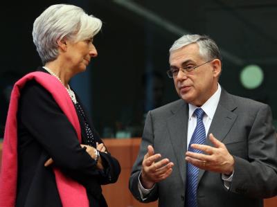 Griechenlands Ministerpräsident Papademos unterhält sich mit IWF-Chefin Christine Lagarde. Foto: Oliver Hoslet Euro-Finanzminister-Treffen