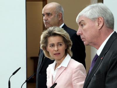 Bundesarbeitsministerium von der Leyen (CDU) stellt zusammen mit Handwerkspräsident Kentzler (l) und DGB-Chef Sommer, aktuelle Daten und Trends zum Thema «Arbeiten bis 67» vor. Foto: Wolfgang Kumm Trends und Daten 'Arbeiten bis 67'