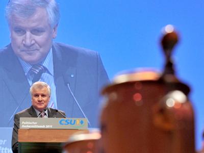 Bayerns Ministerpräsident Horst Seehofer redet am 09.03.2011 bei der Veranstaltung der Partei in Passau (Niederbayern). Foto: Peter Kneffel Seehofer staatsmännisch gebremst